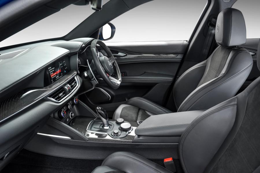 Интерьер Alfa Romeo Stelvio Quadrifoglio (949) 2019 года  (ZA) (фото 17 из 42)